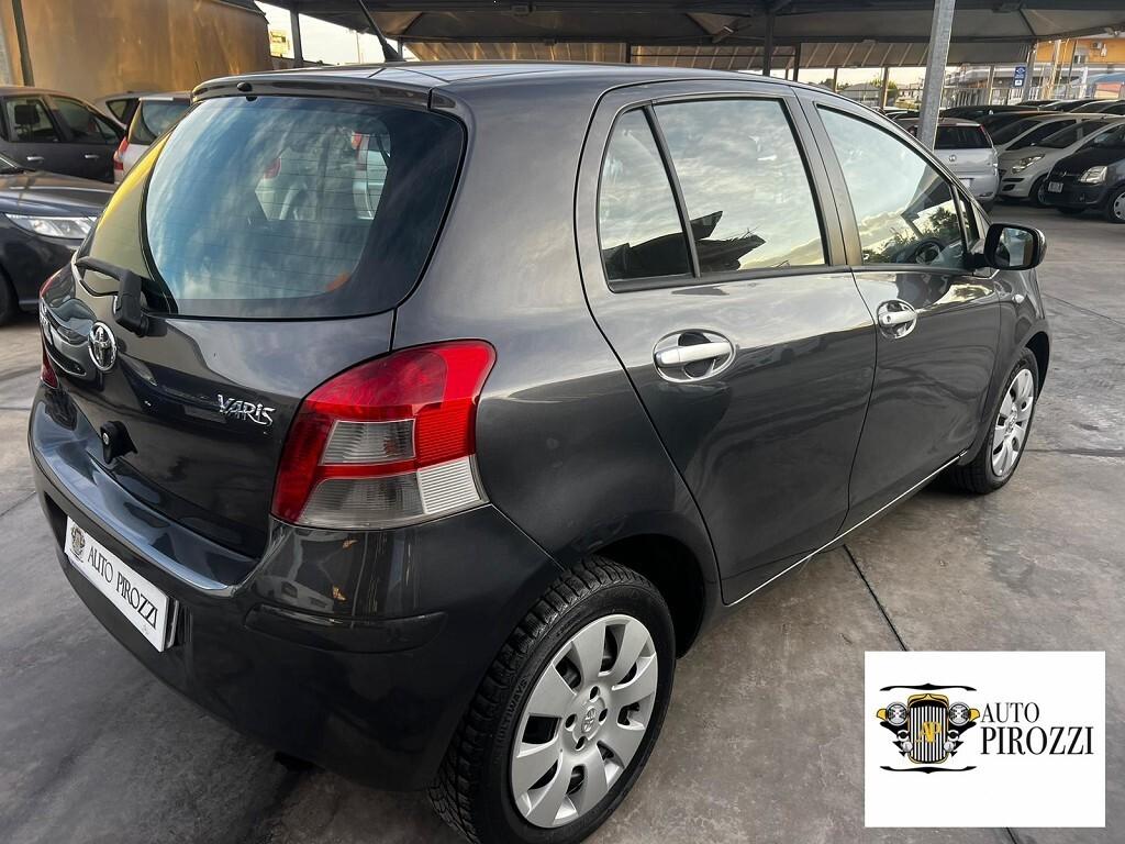 TOYOTA YARIS 1.3 Benz Cambio automatico 2011