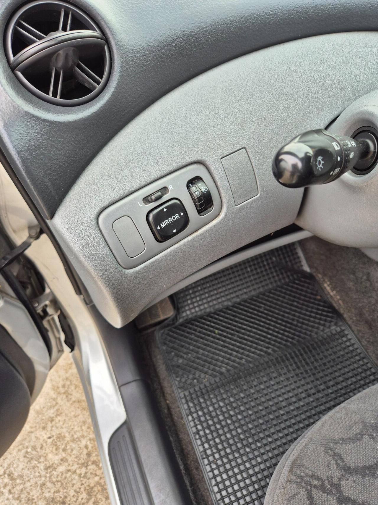 Toyota Yaris 1.0i 16V cat 5 porte neopatentati