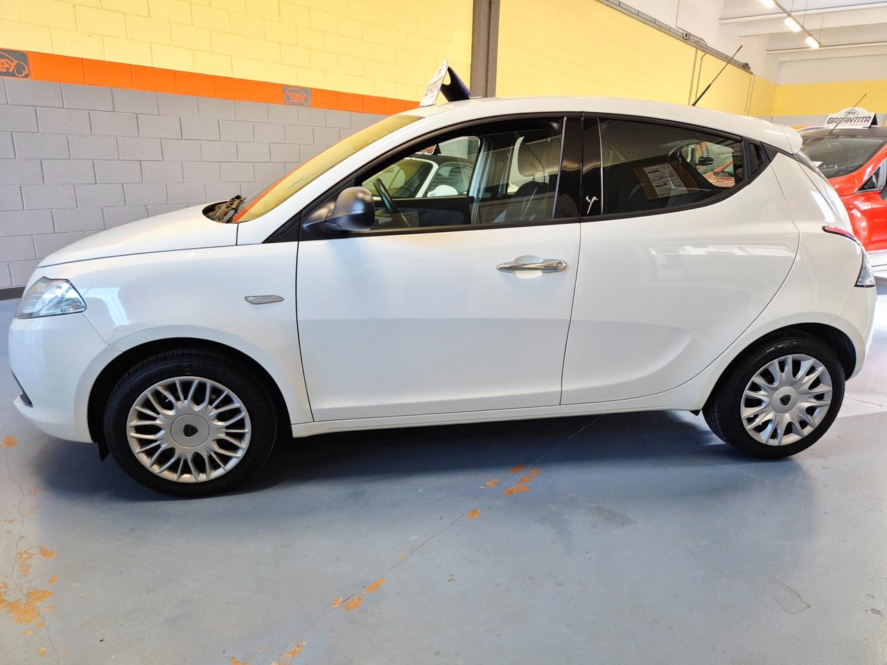 Lancia Ypsilon 1.2 69 CV 5 porte SILVER