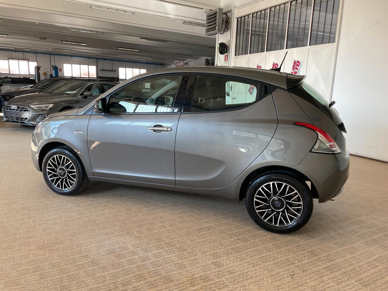 Lancia Ypsilon 1.0 FireFly 5 porte Hybrid Platino