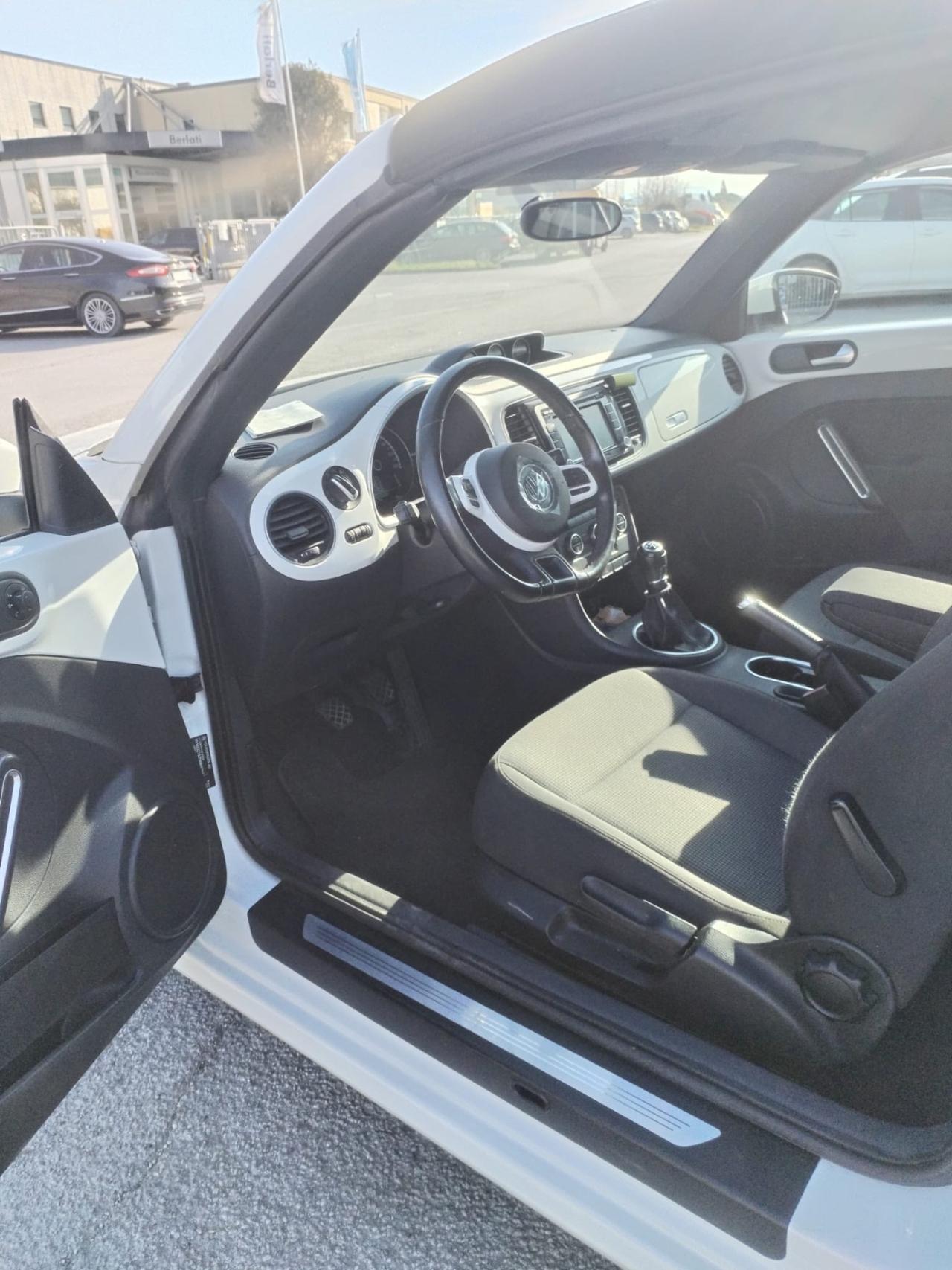 Volkswagen Maggiolino Cabrio 1.6 TDI Design pari al nuovo