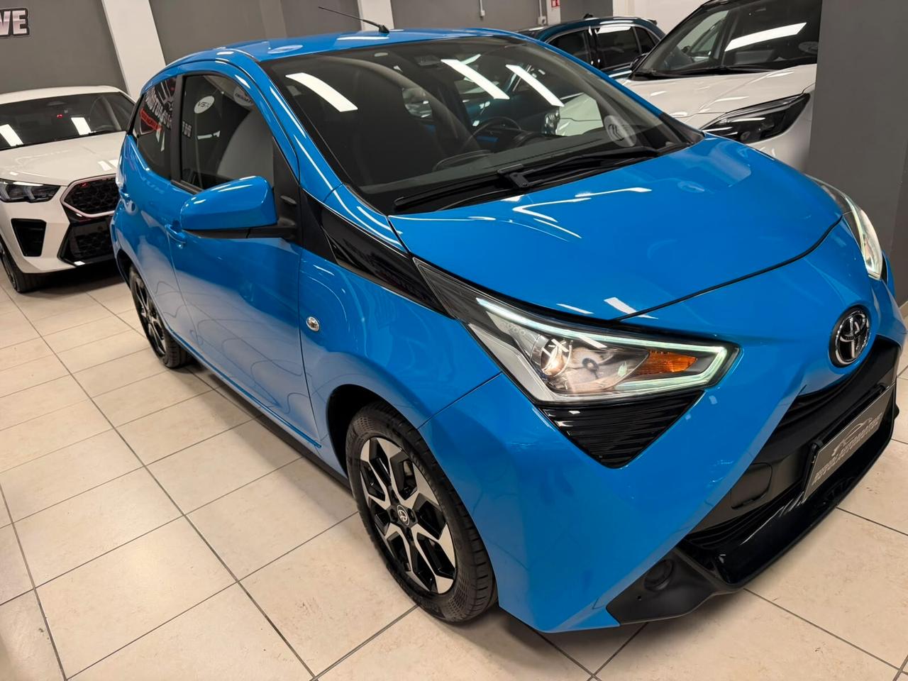 Toyota Aygo Connect 1.0 VVT-i 72 CV 5 porte x-play A RATE DA € 110 AL MESE