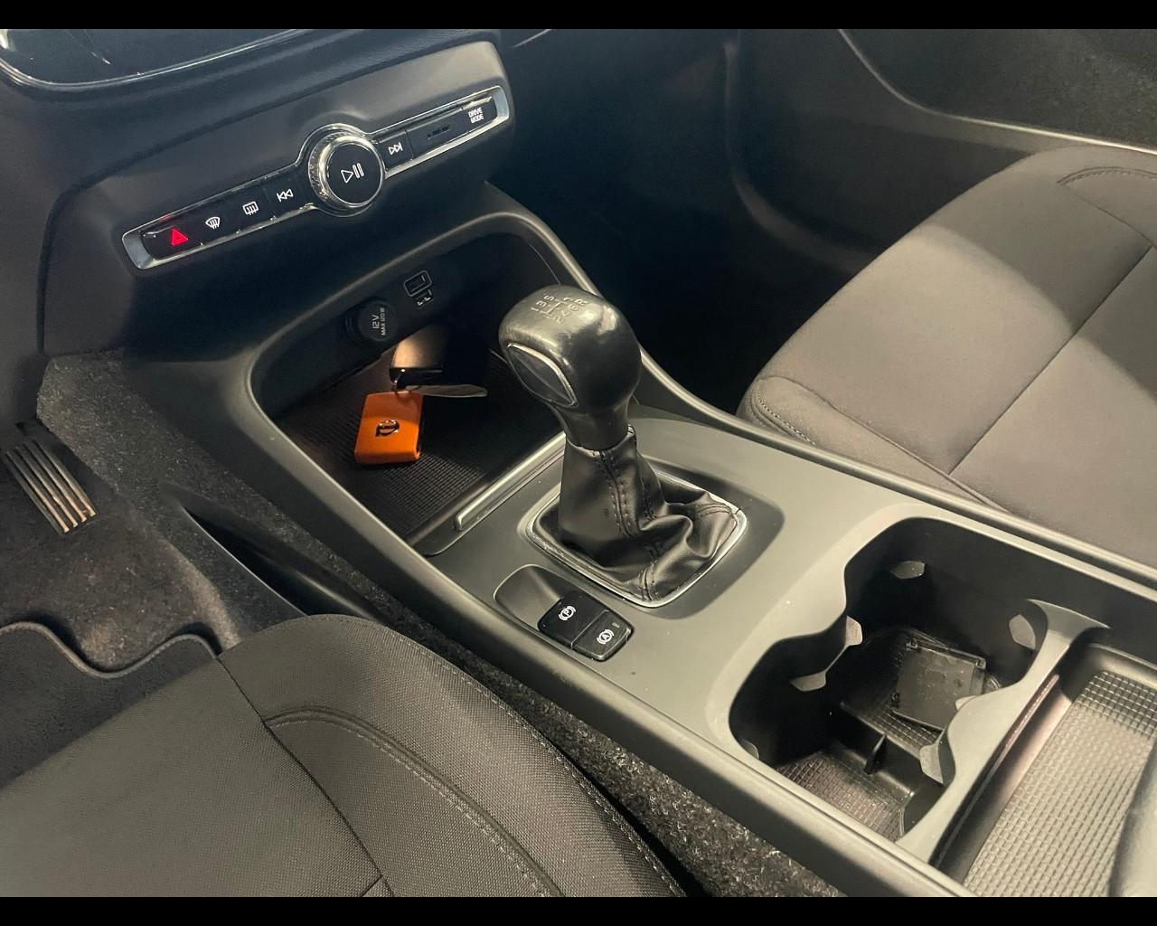 VOLVO XC40 (2017-->) - XC40 T2 Momentum