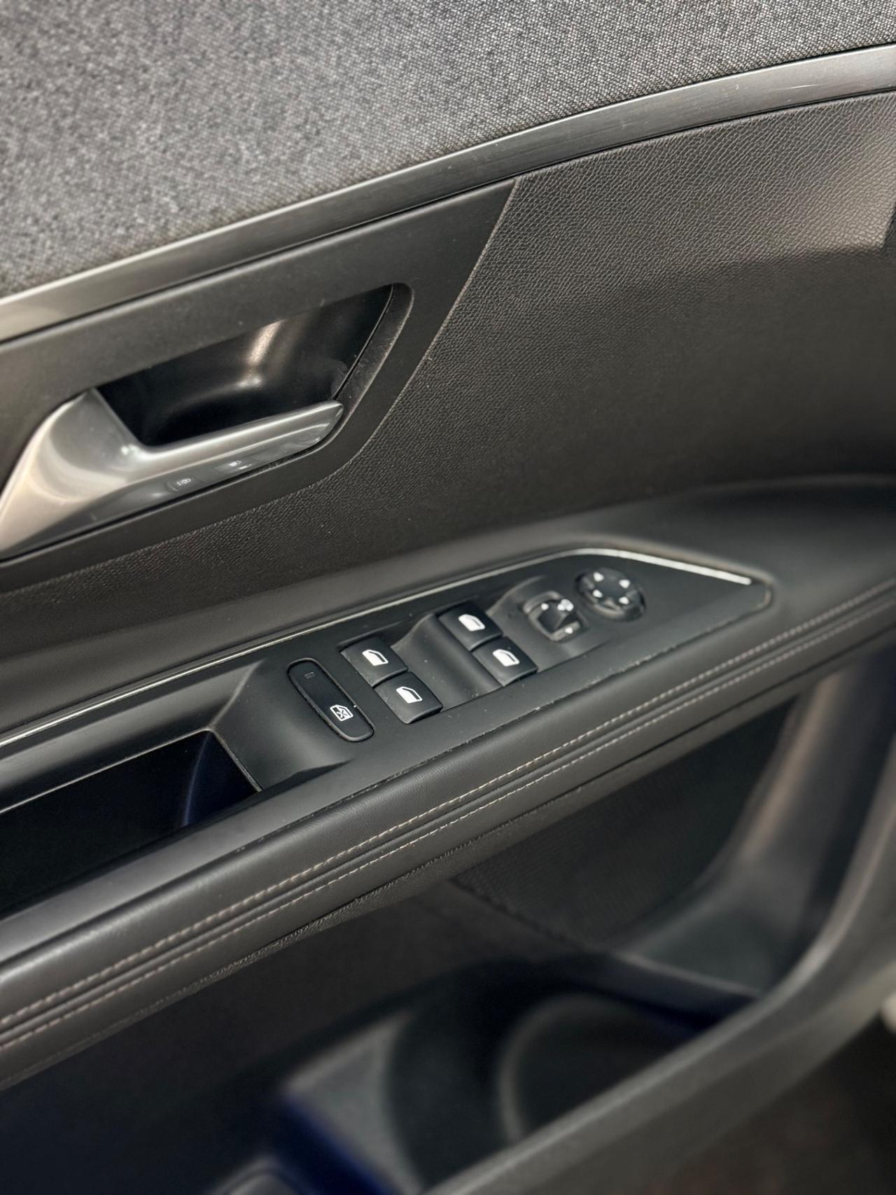 Peugeot 5008 1.6 BHDi 120 CV Neopatentati Allure 04/2018 Euro 6B