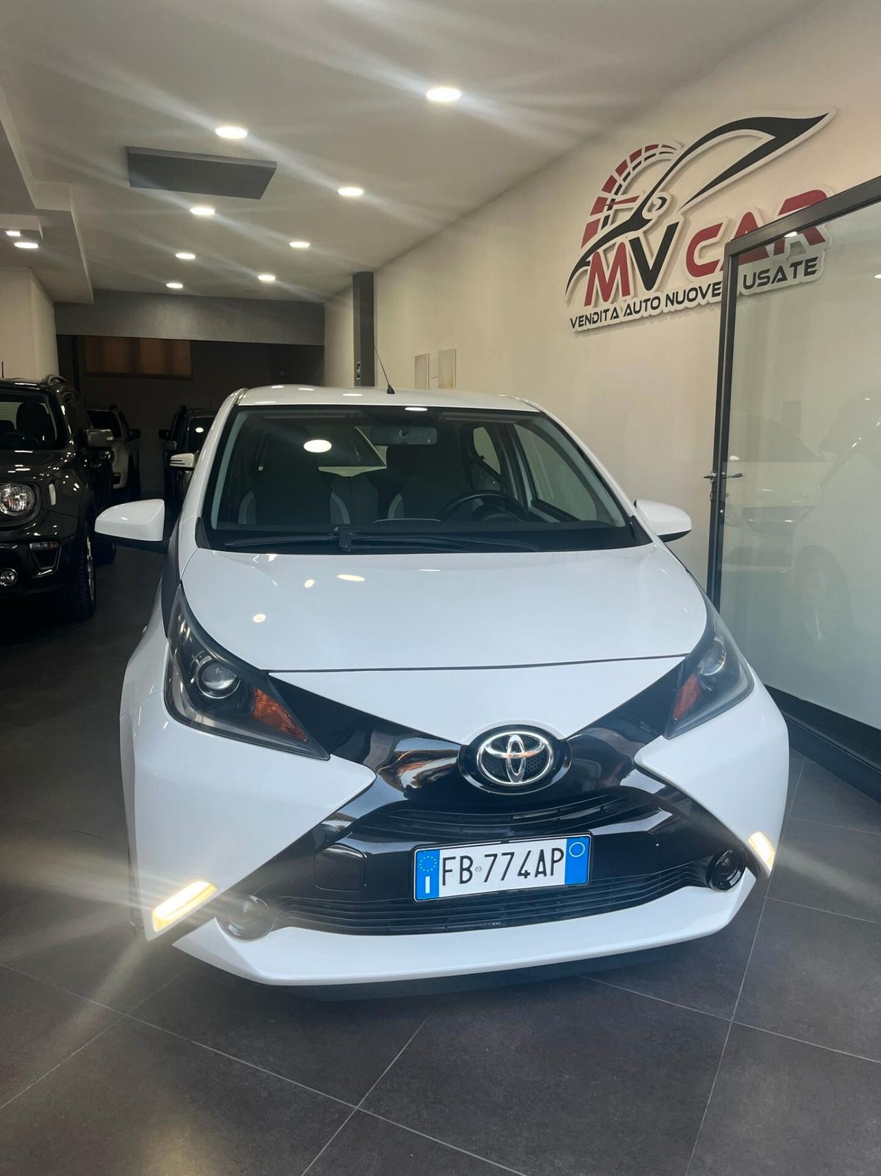 Toyota Aygo 1.0 VVT-i 69 CV 5 porte x-play MMT