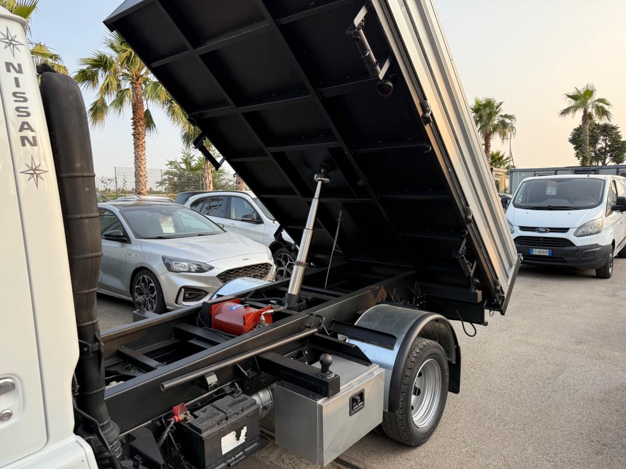 Nissan Cabstar 110 ribaltabile trilaterale