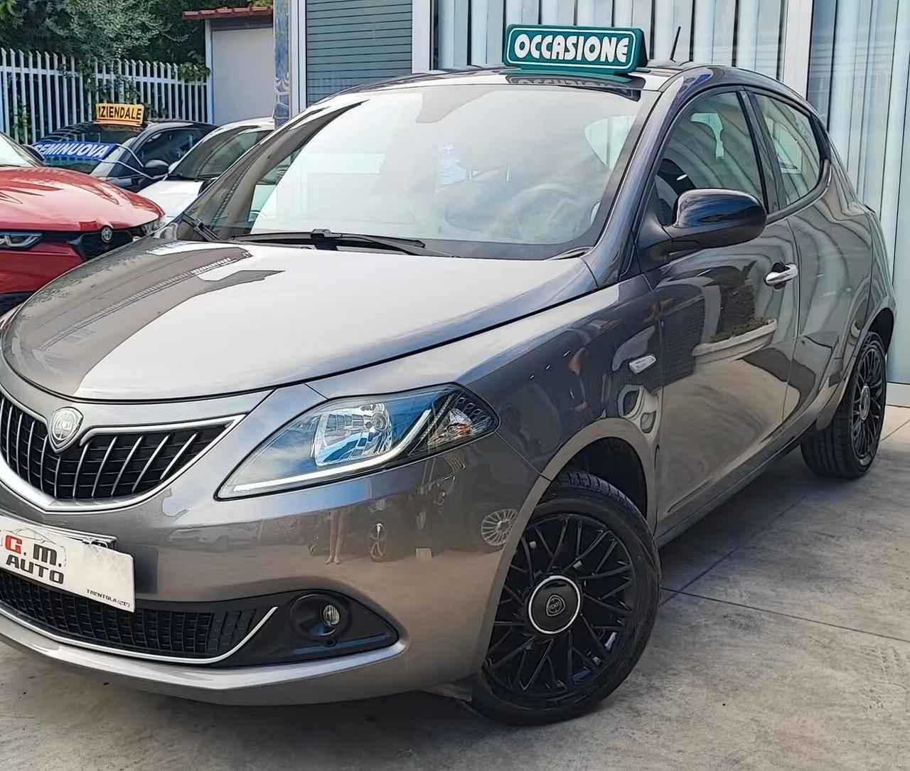 Ypsilon Gold retrocamera ricarica wireless 2023