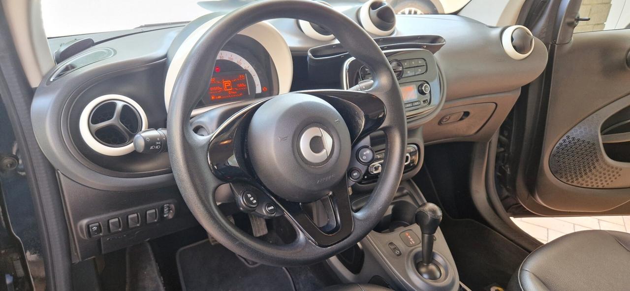 Smart ForTwo 70 1.0 twinamic Youngster cerchi in lega cambio automatico e sequenziale sedili in pelle