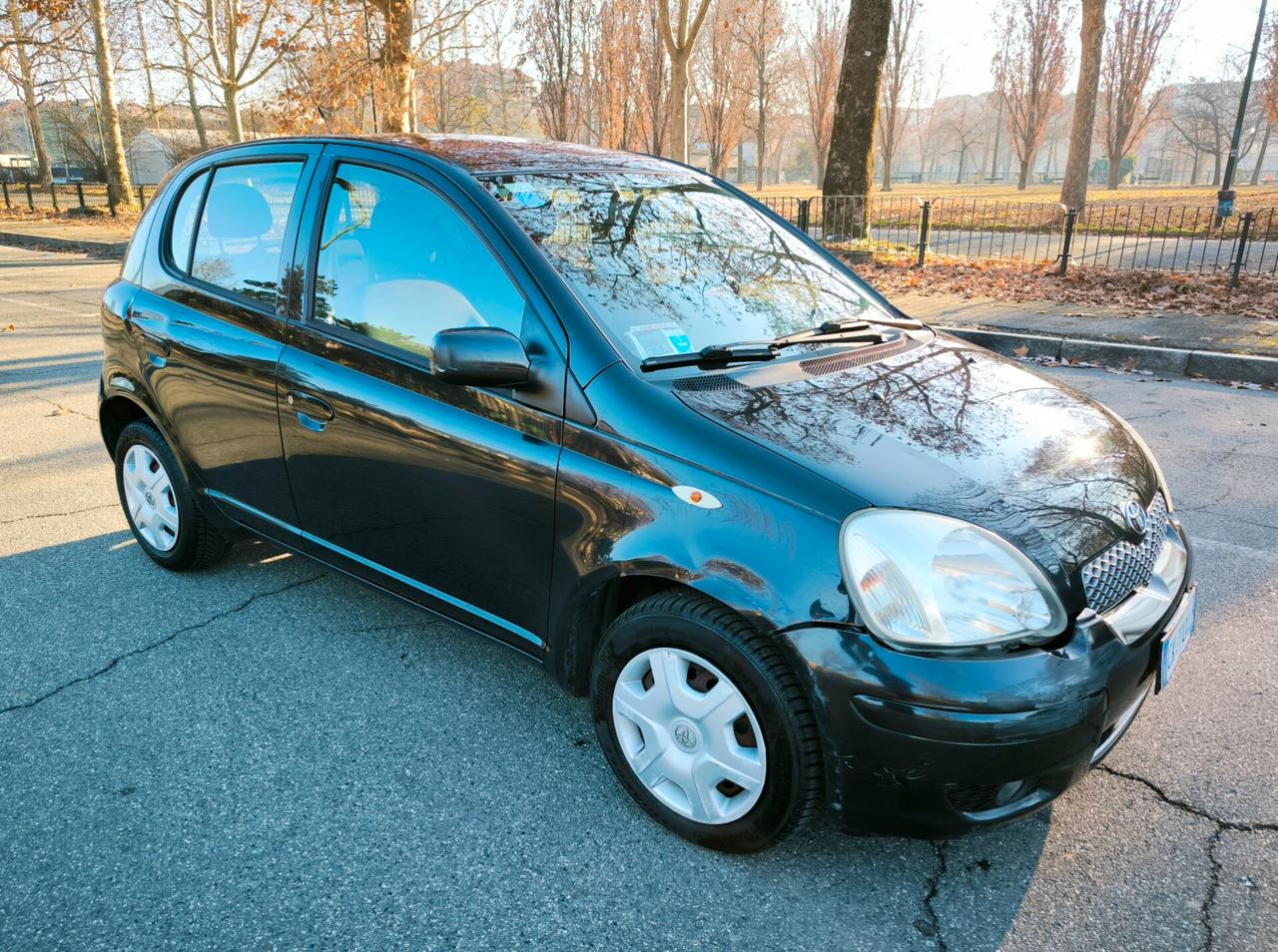 Toyota Yaris 1.0i 16V cat 5 porte Sol