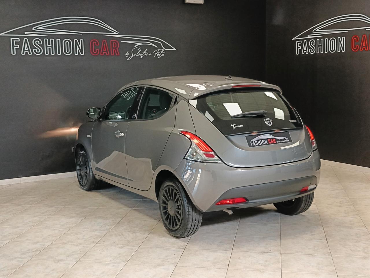 Lancia Ypsilon 1.0 FireFly 5 porte S&S Hybrid Ecochic Silver