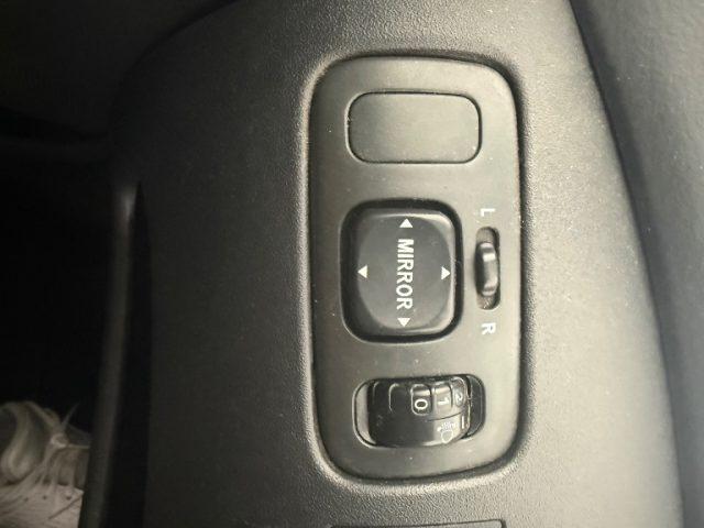 TOYOTA Yaris 1.3i 16V cat 5 porte Sol Blue