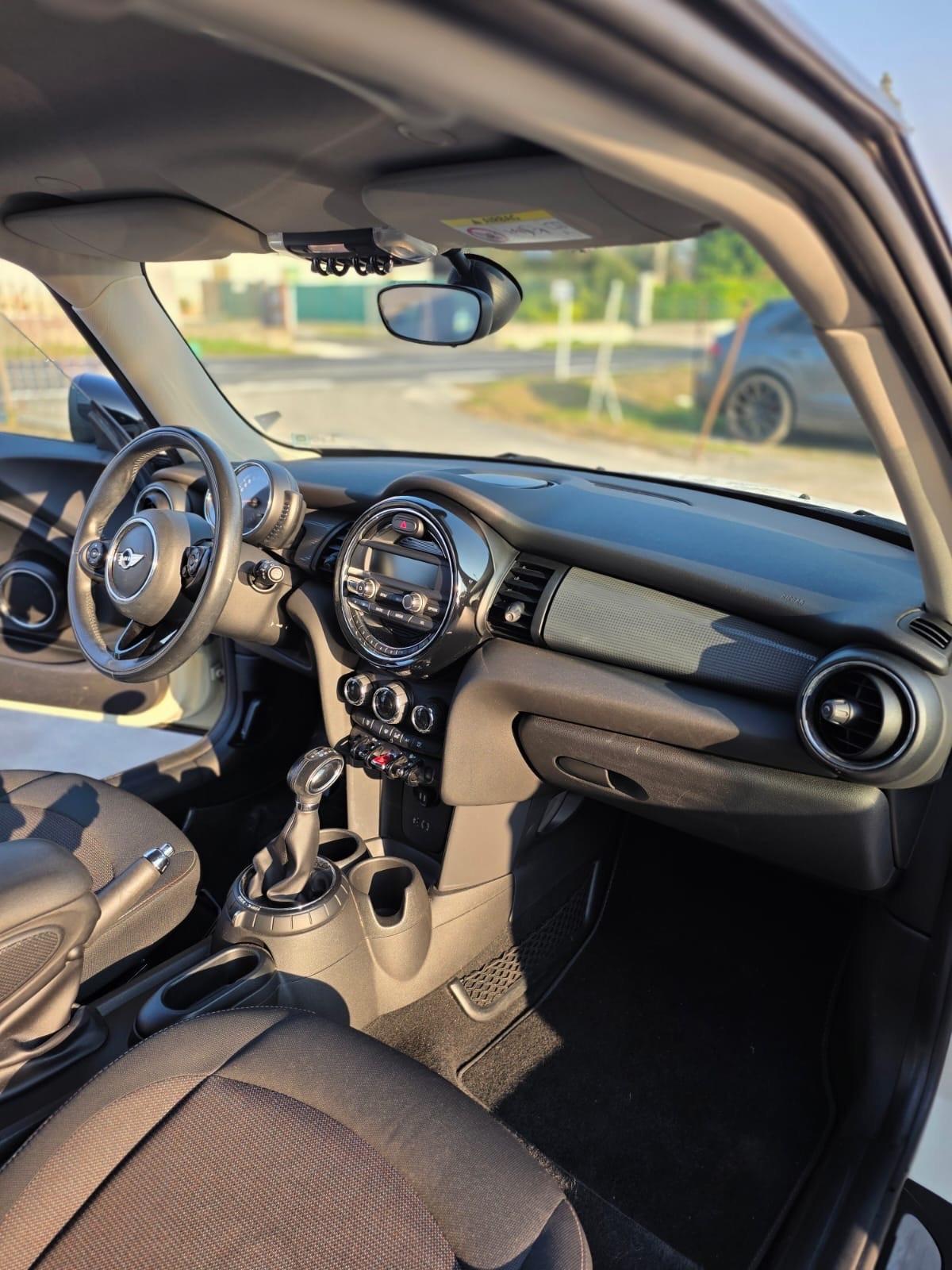 Mini 1.5 Cooper D 5 porte cambio automatico garanzia 12 mesi!!!