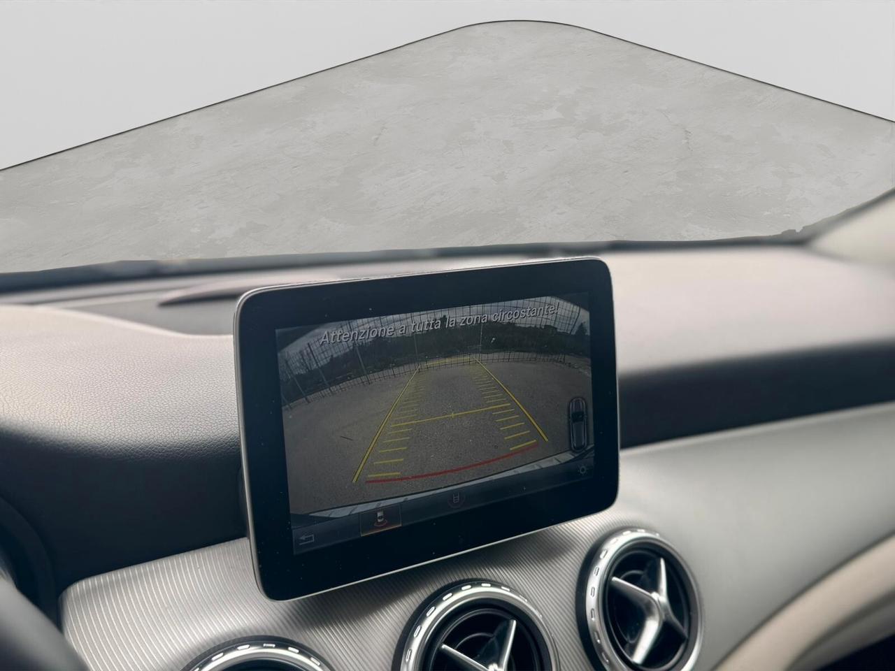 Mercedes-Benz GLA 200d SPORT AUTOMRETROCAMCARPLAY