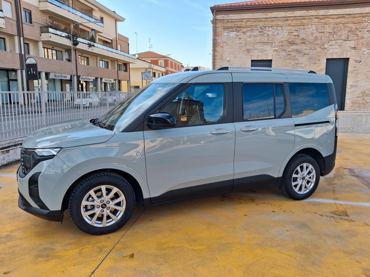 Ford Tourneo Courier 1.0 EcoBoost Titanium