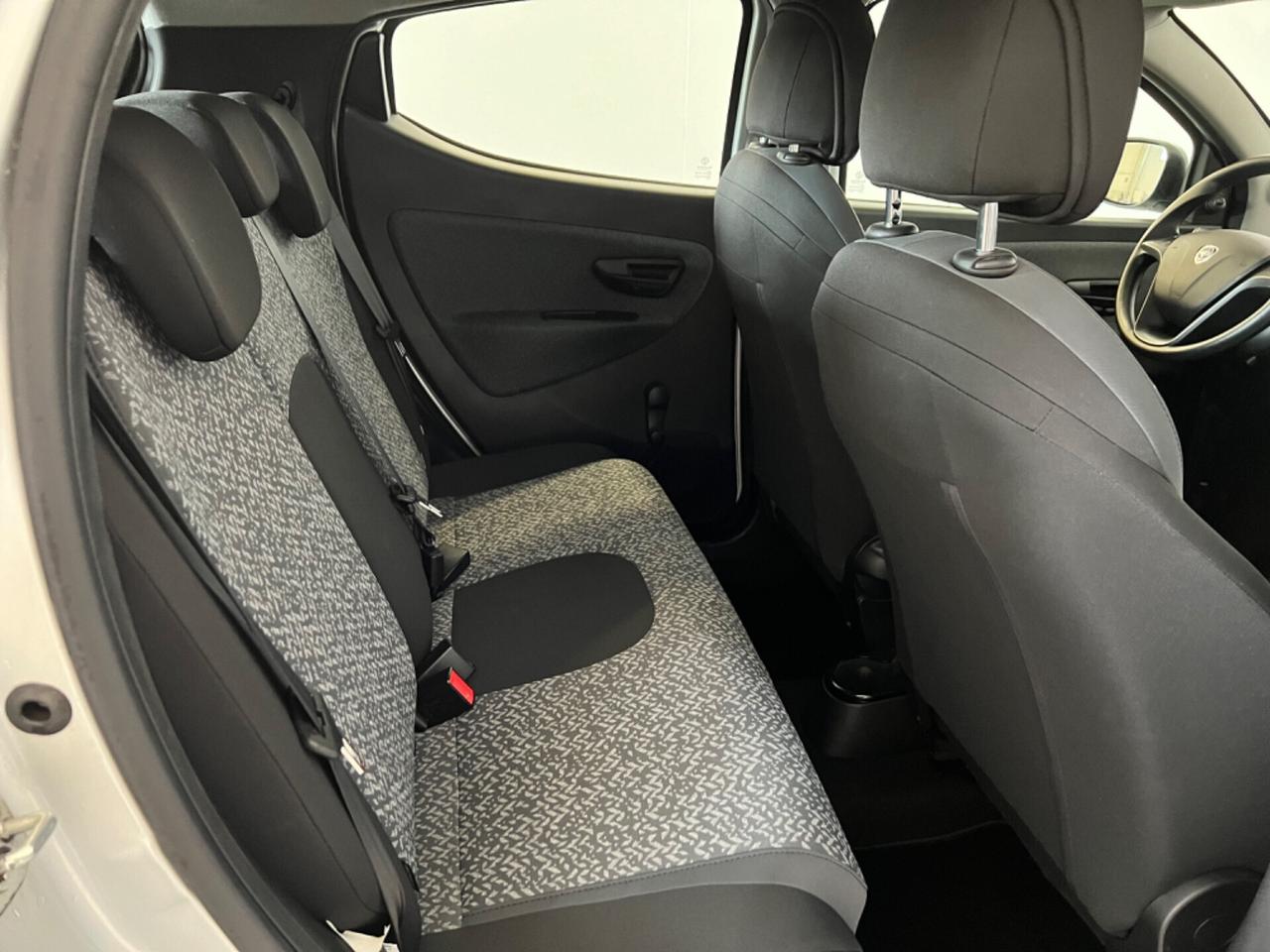 Lancia Ypsilon 1.0 FireFly 5 porte S&S Hybrid Ecochic Silver x Neopatentati