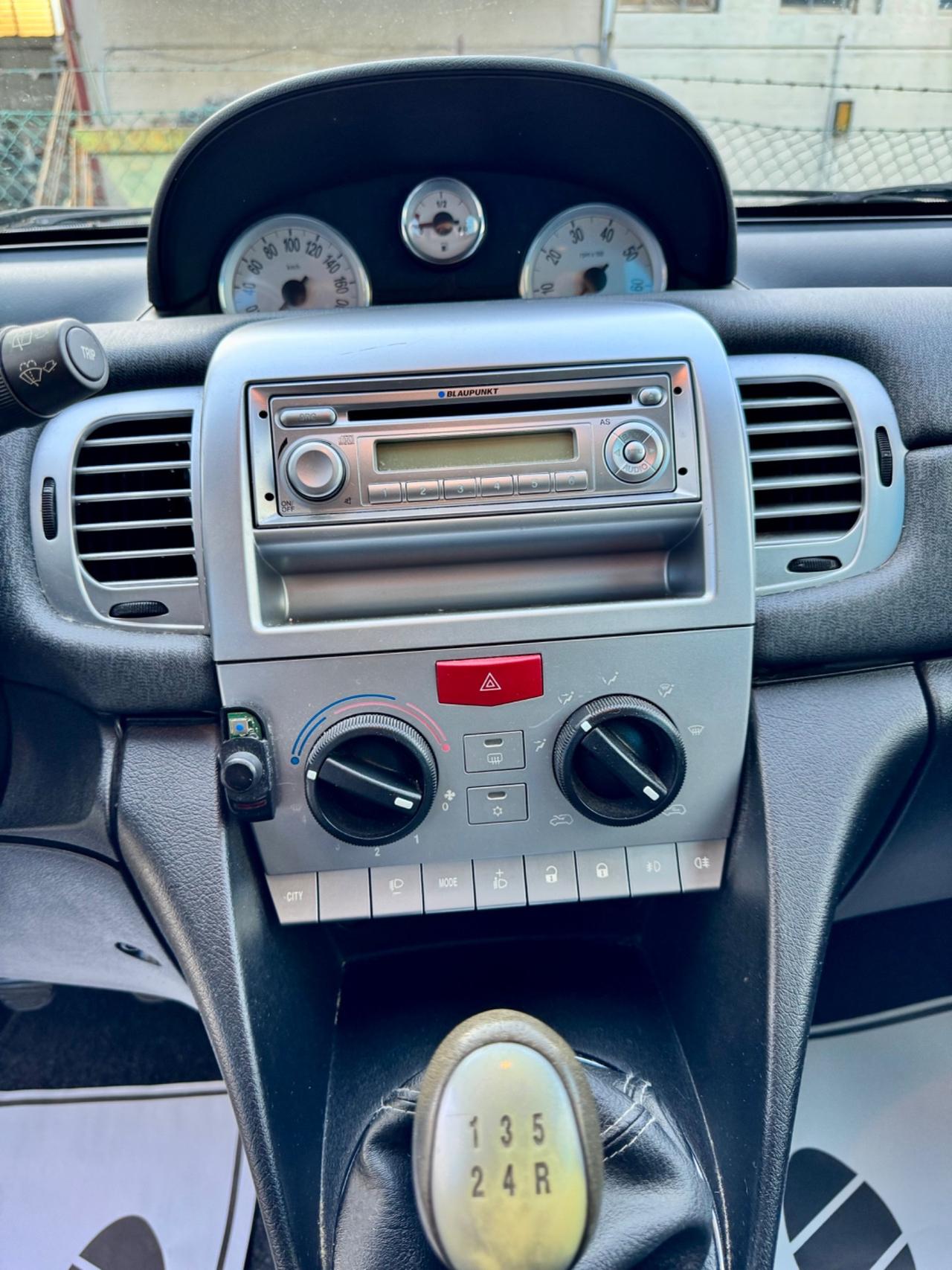 Lancia Ypsilon 1.2 69 CV Unyca