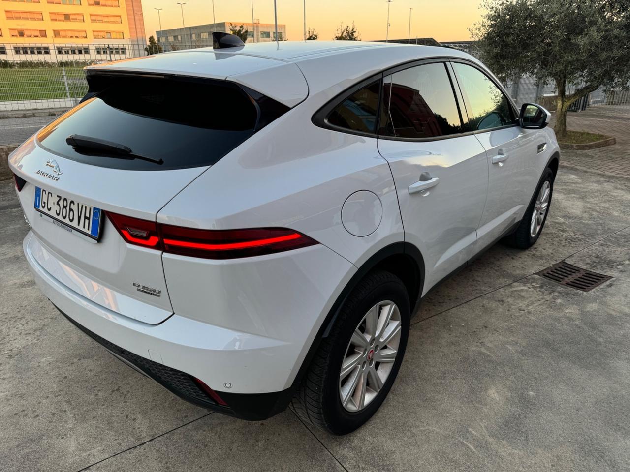 Jaguar Epace autocarro