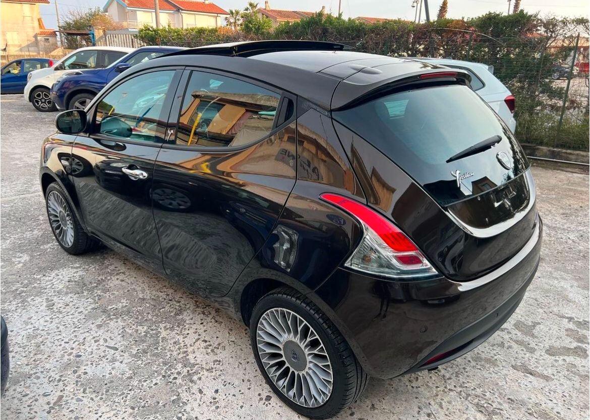 Lancia Ypsilon 0.9 TwinAir 85 CV 5 porte S&S Gold