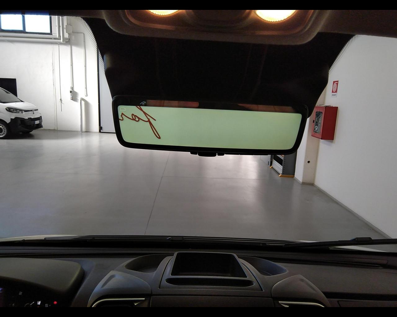 PEUGEOT Boxer 335 2.2 bluehdi 140cv S&S Vetrato allestito con sollevatore