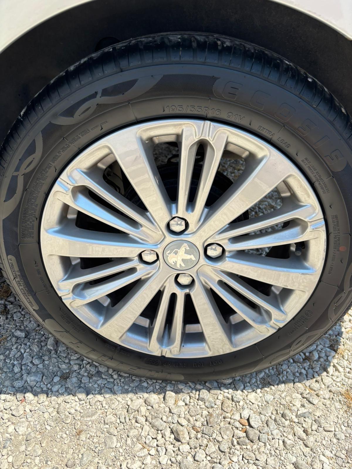 Peugeot 208 PureTech 82 5 porte Allure