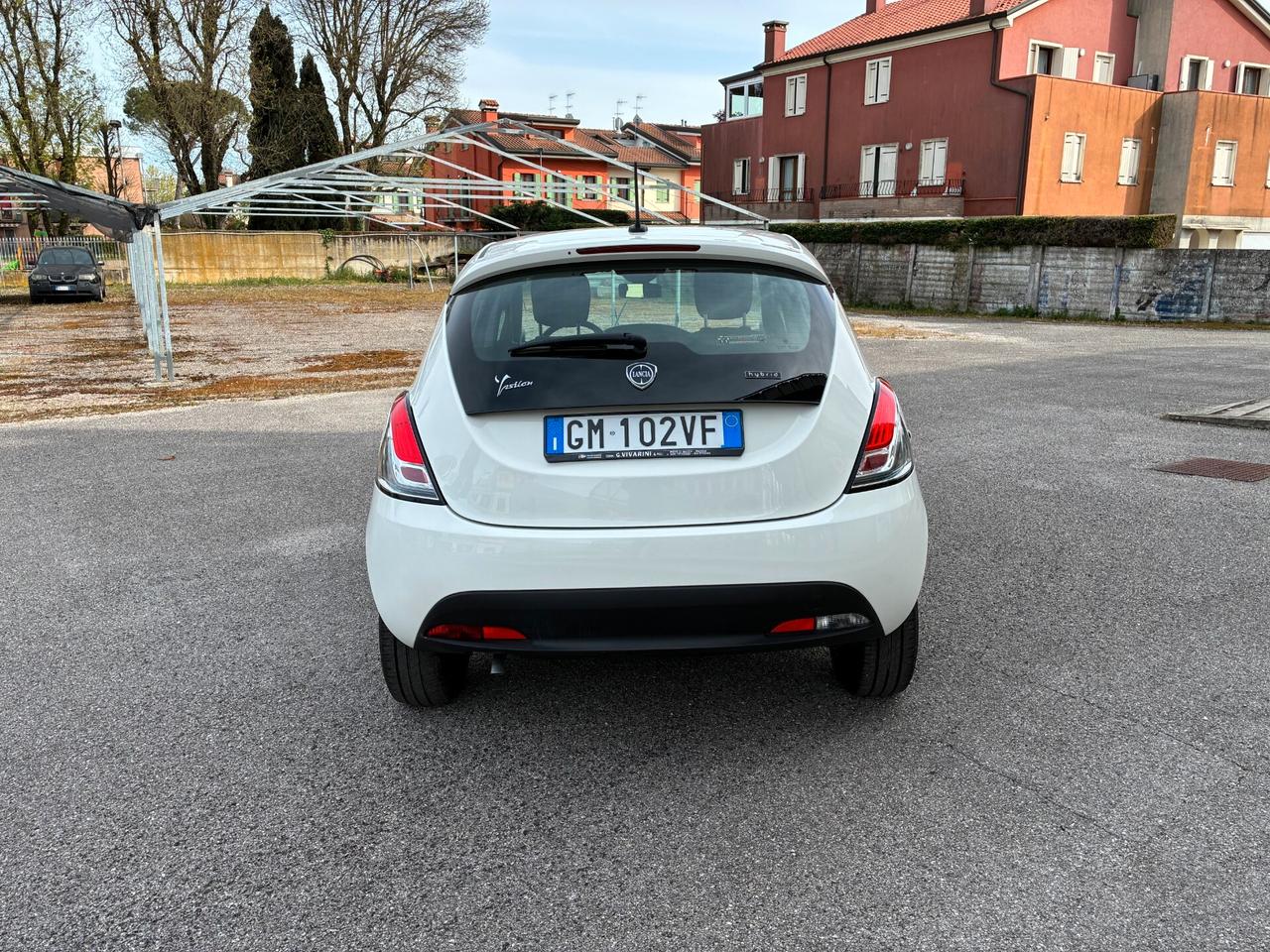Lancia Ypsilon 1.0 FireFly Hybrid Silver