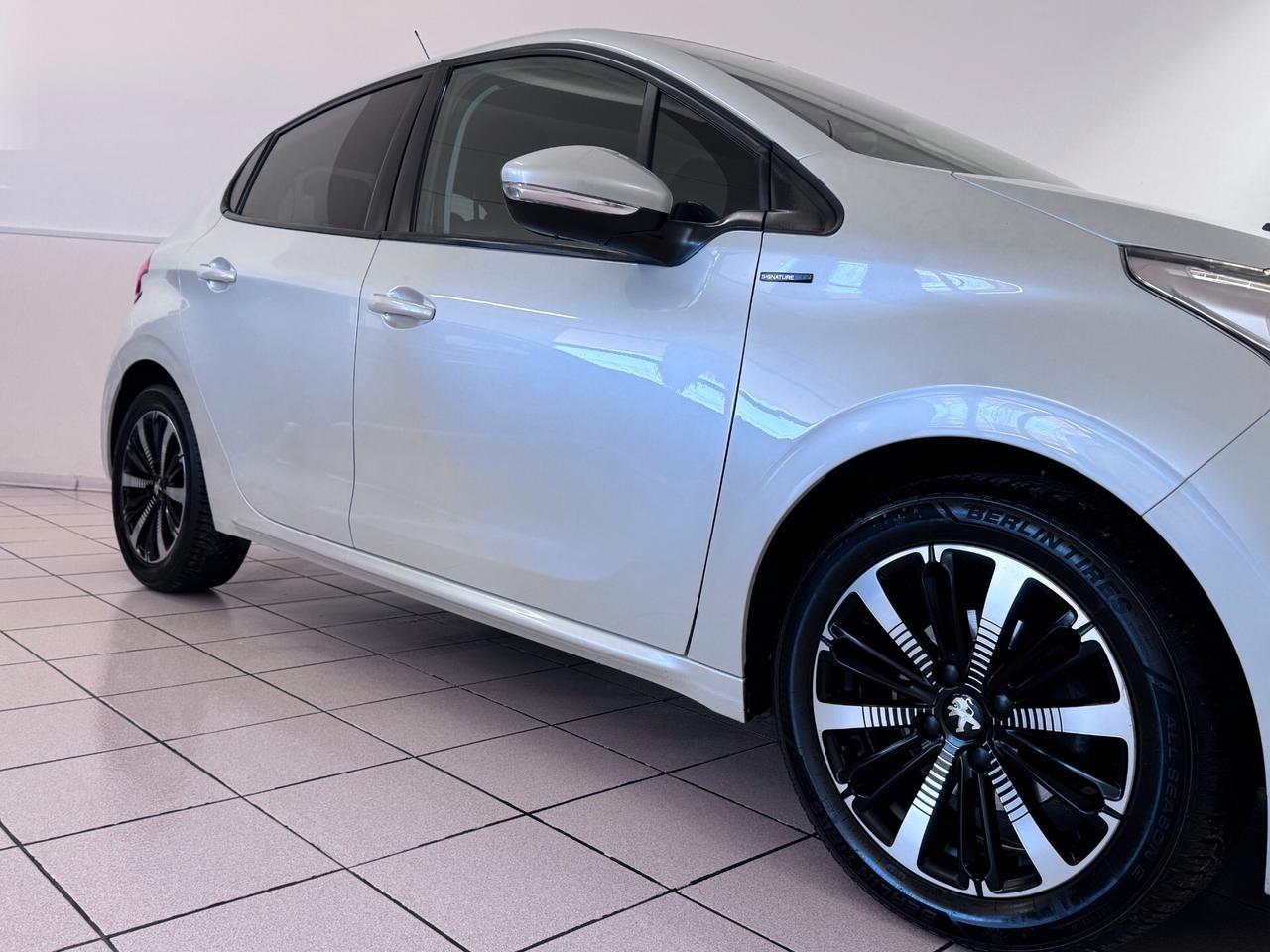 Peugeot 208 1.2 BENZINA 5 PORTE Signature