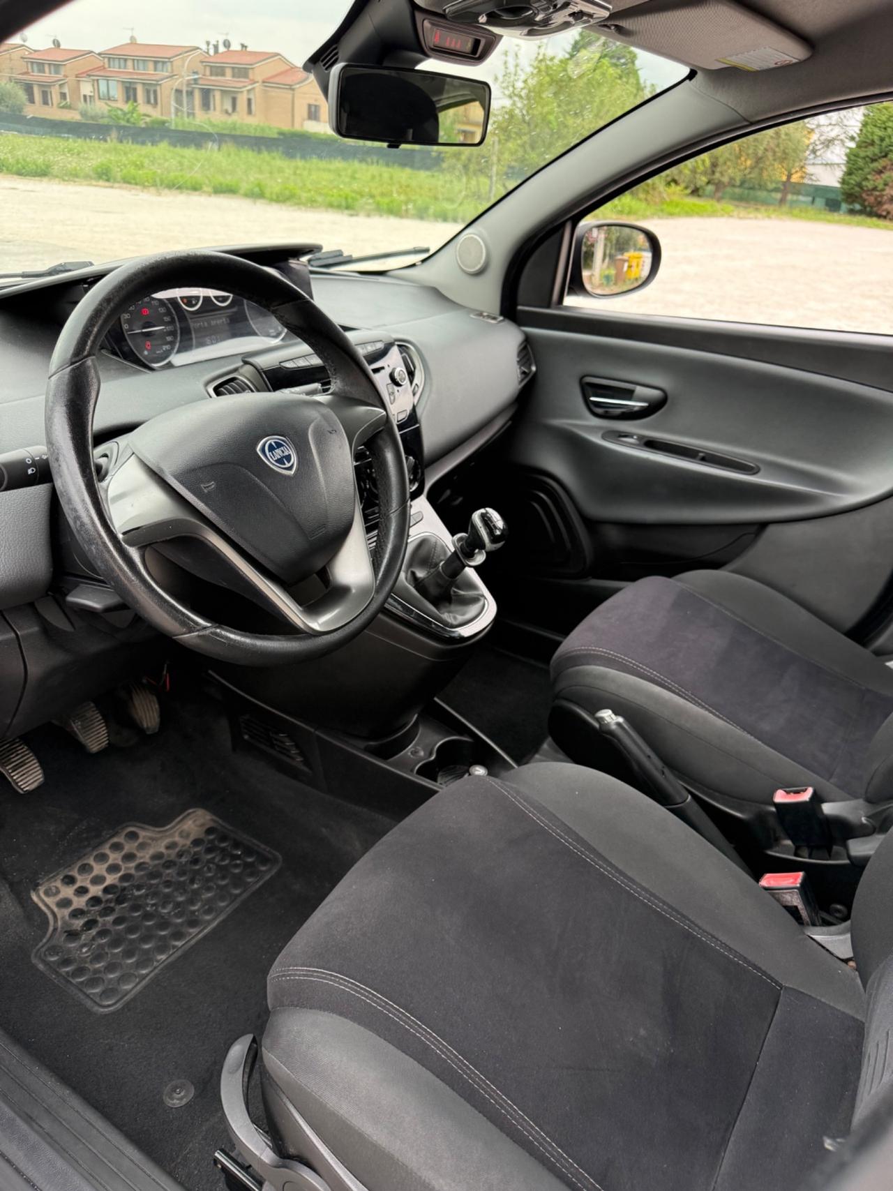 Lancia Ypsilon 1.2 benzina 5porte NEOPATENTATI