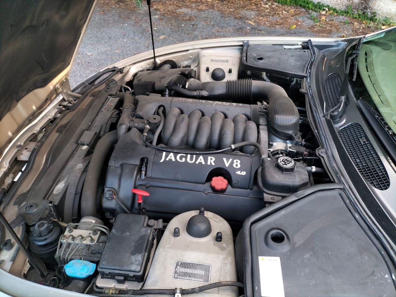 JAGUAR XK8 4.0 Coupé V8 - Pari al nuovo