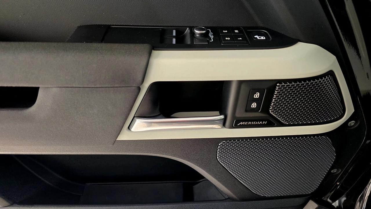 Land Rover Defender 90 3.0D 200cv AWD X-Dynamic HSE FULL BLACK