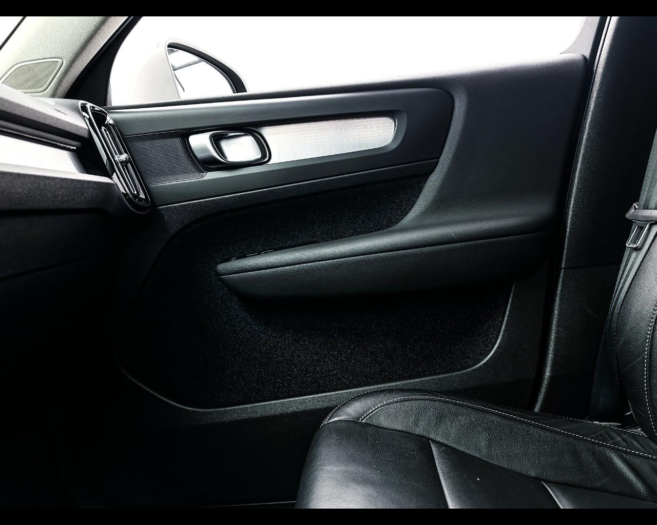VOLVO XC40 B4 AWD Geartronic Momentum Pro