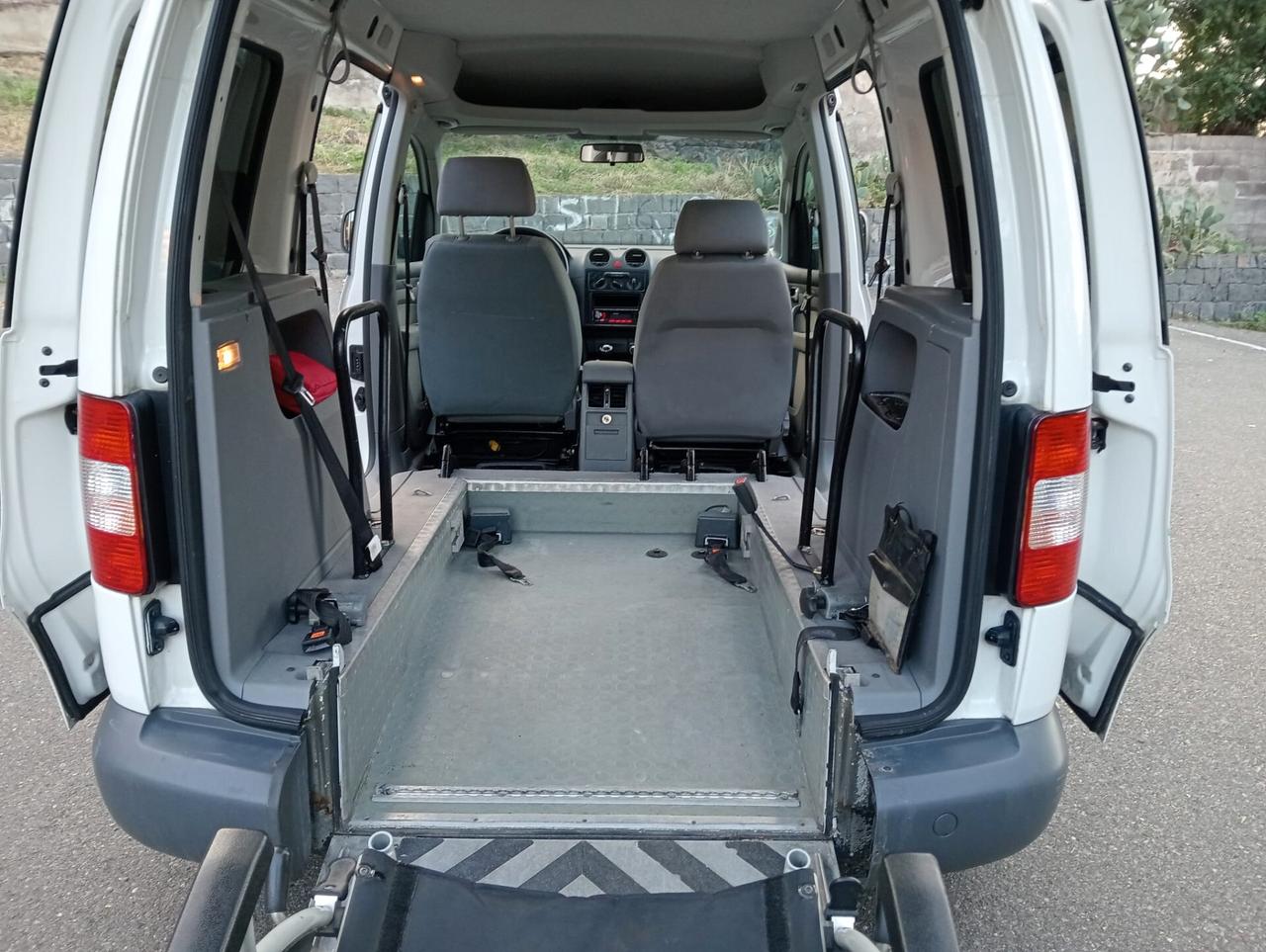 Volkswagen Caddy Pianale ribassato con rampa disabili in carrozzina