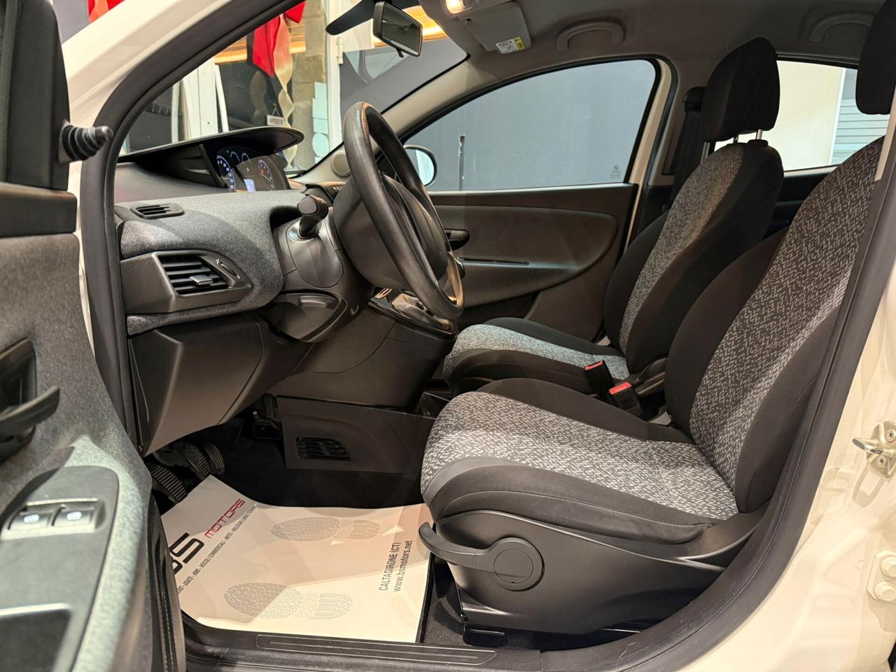 Lancia Ypsilon 1.0 FireFly 5 porte S&S Hybrid Ecochic Silver