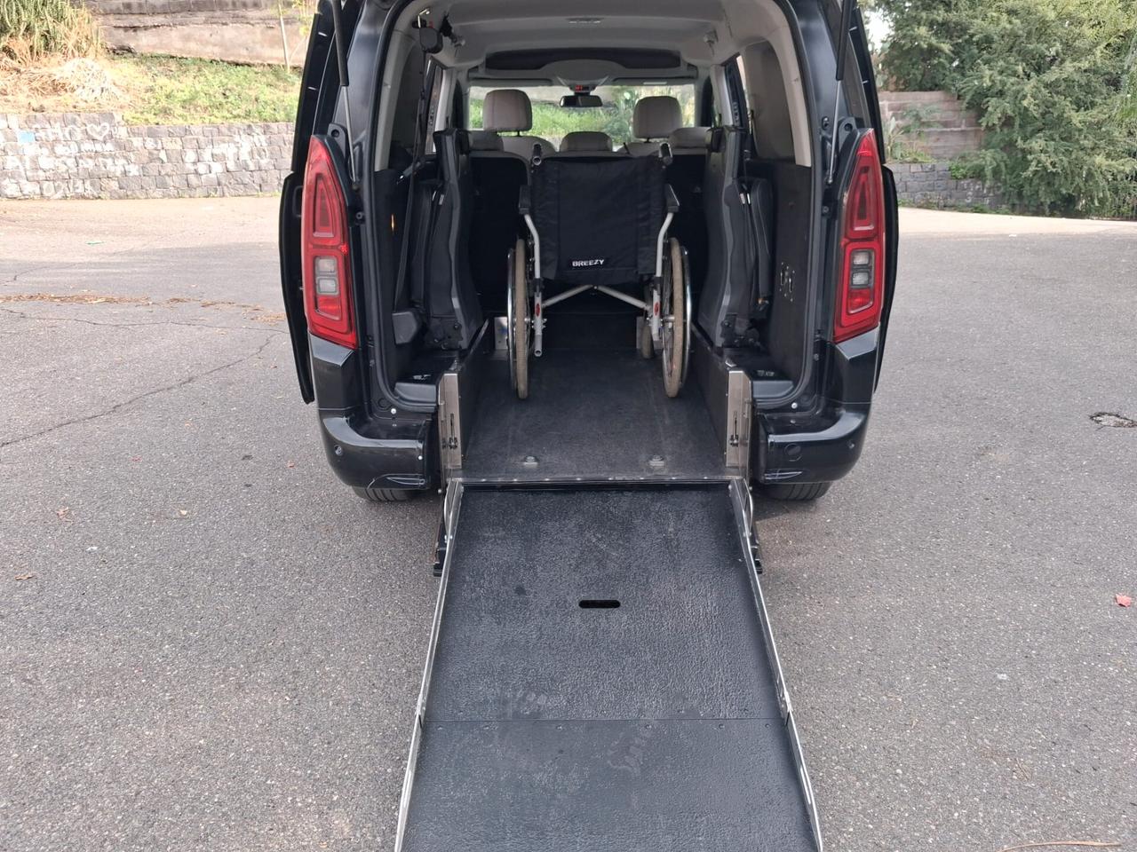 Toyota Proace Pianale ribassato con rampa disabili in carrozzina
