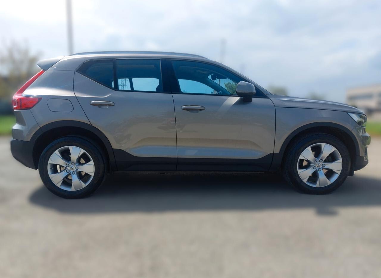 Volvo XC40 T2 Geartronic Momentum Pro