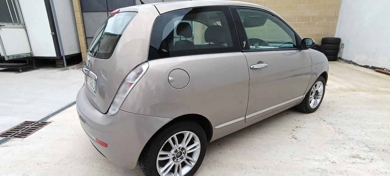 Lancia Ypsilon 1.4 16V Platino