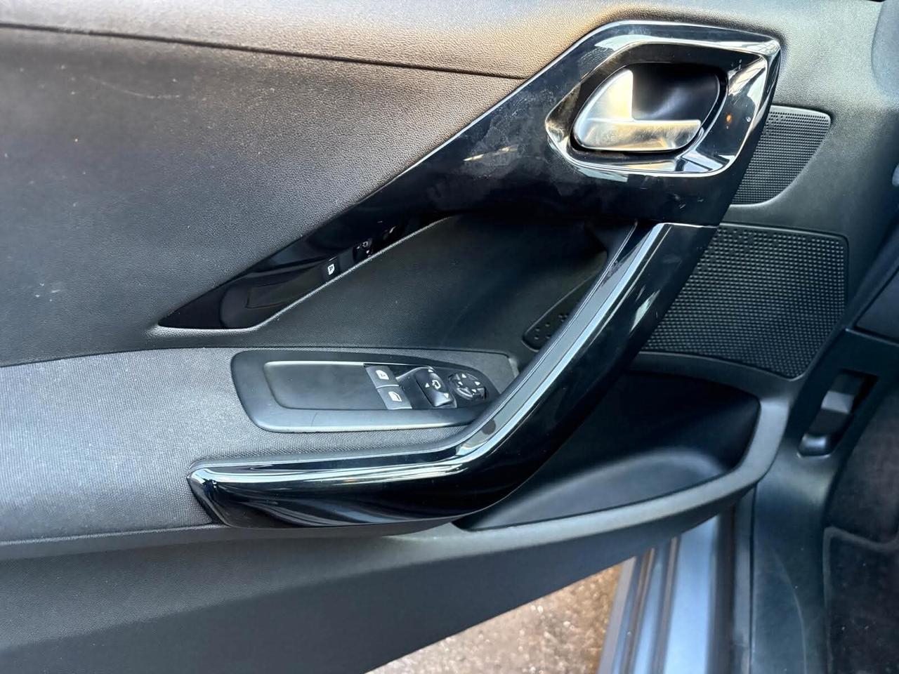 Peugeot 208 PureTech 82 5 porte Signature