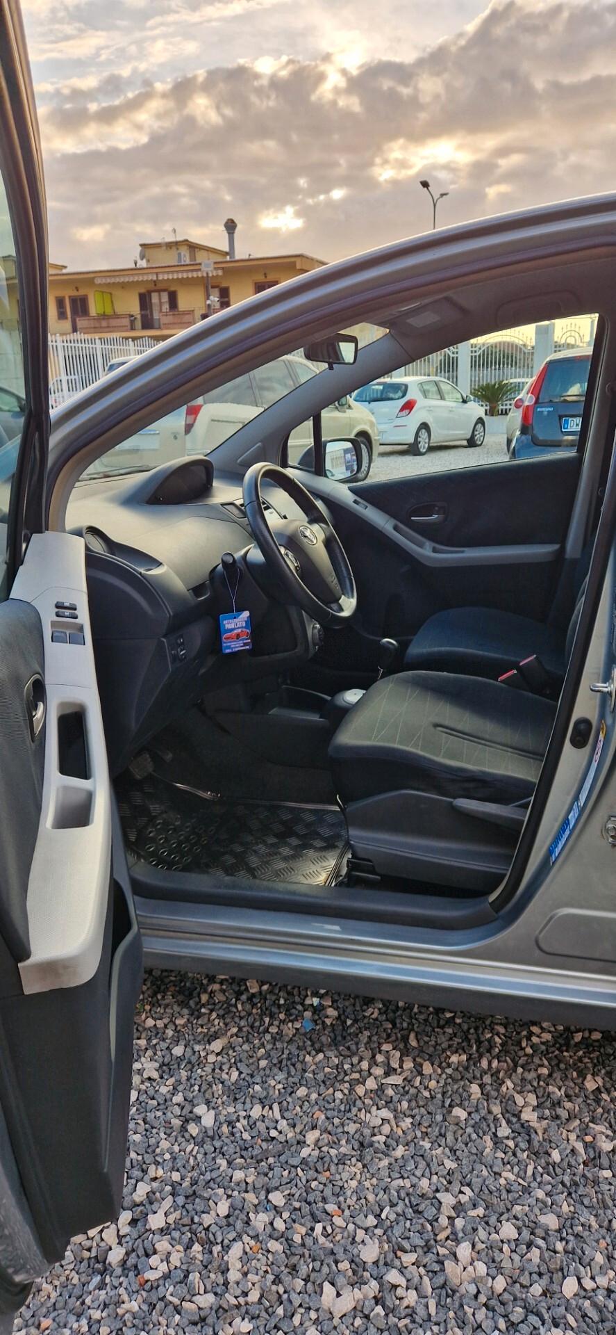 Toyota Yaris 1.3 5 porte Sol automatica