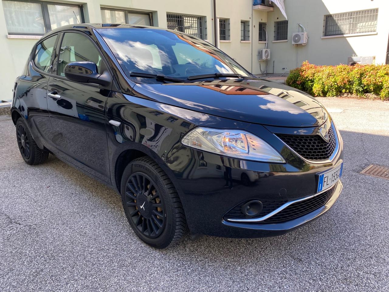 Lancia Ypsilon 1.2 69 CV 5 porte PLATINUM