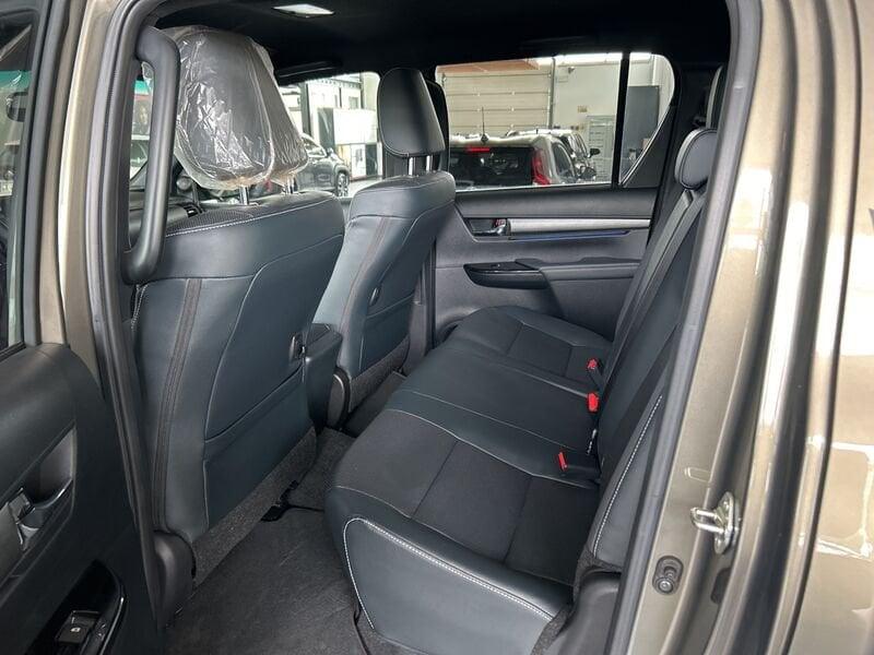 Toyota Hilux 2.8 D A/T 4WD 4 porte AT 33 Double Cab Invincible IVA ESPOSTA COMPRESA