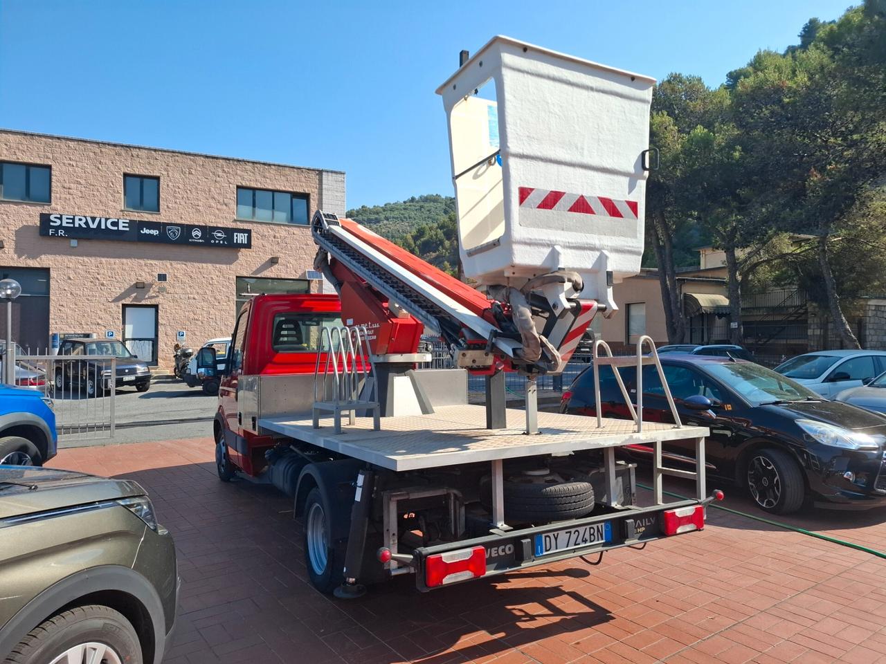 Iveco daily con piattaforma mobile cestello
