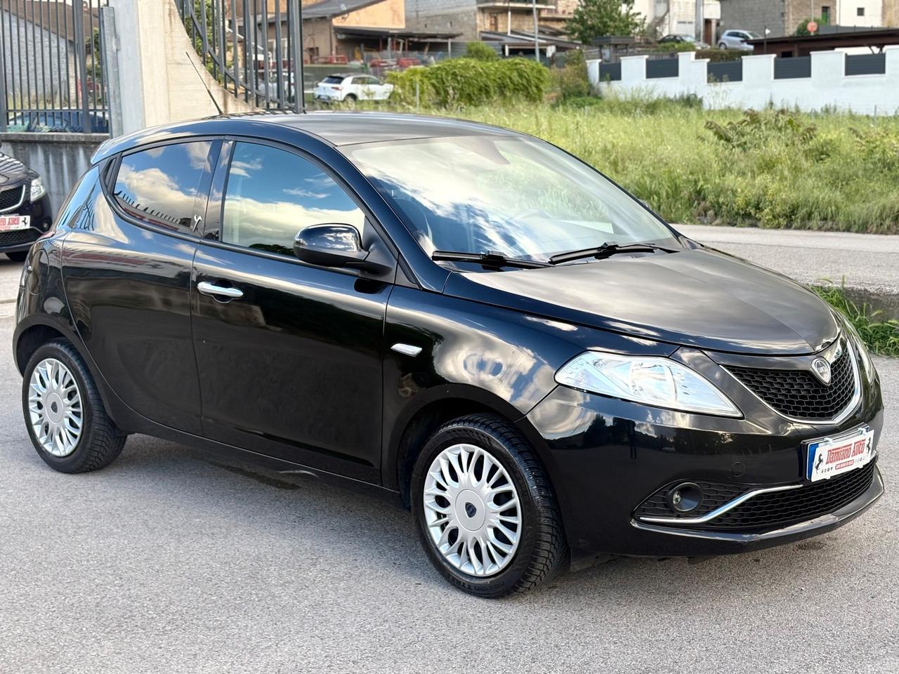 Lancia Ypsilon 1.2 69 CV 5P Gold UCONNECT Blue&Me