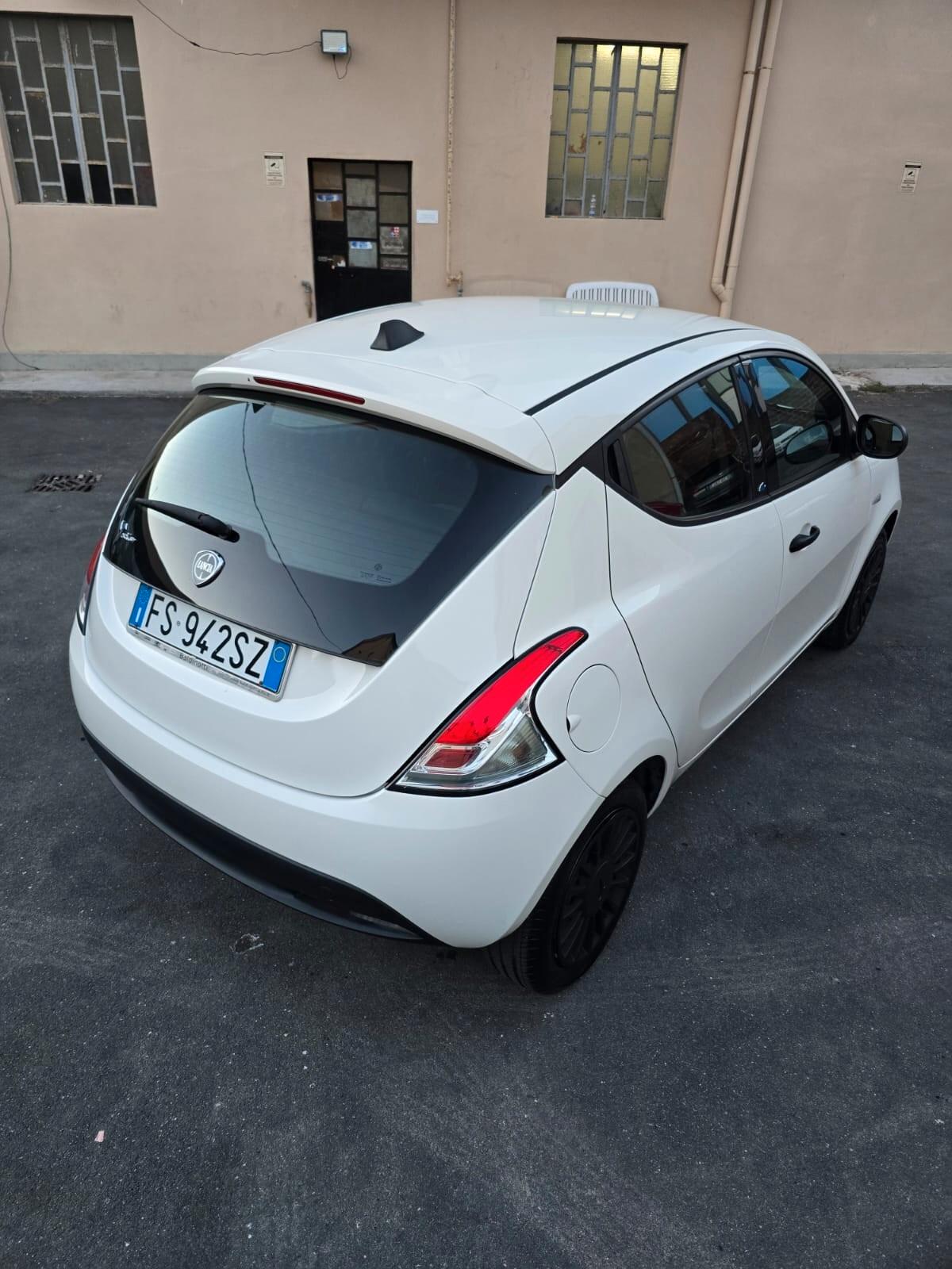 Lancia Ypsilon 1.2 69 CV 5 porte metano Ecochic Platinum