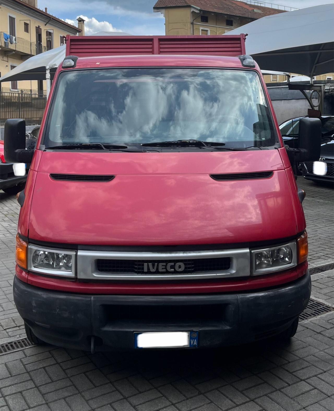 IVECO DAILY 35C13 2.8 TDI - AUTOCARRO 3 POSTI - CASSONE RIBALTABILE TRILATERALE - RUOTE POSTERIORI GEMELLATE - PORTATA 1.150 KG. - PREZZO NON VINCOLATO A FINANZIAMENTO