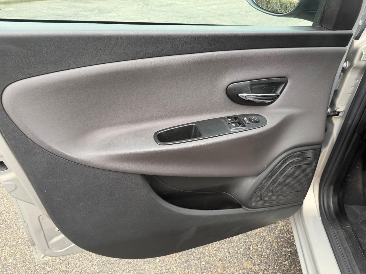 Lancia Ypsilon 1.2 69 CV 5 porte S&S Platinum