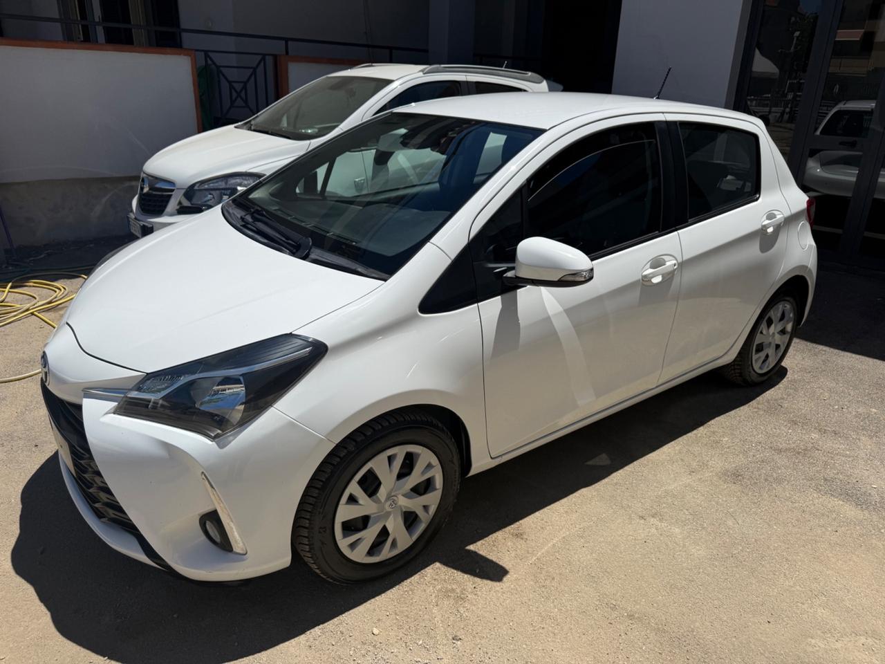 Toyota Yaris 1.5 5 porte Lounge NUOVA