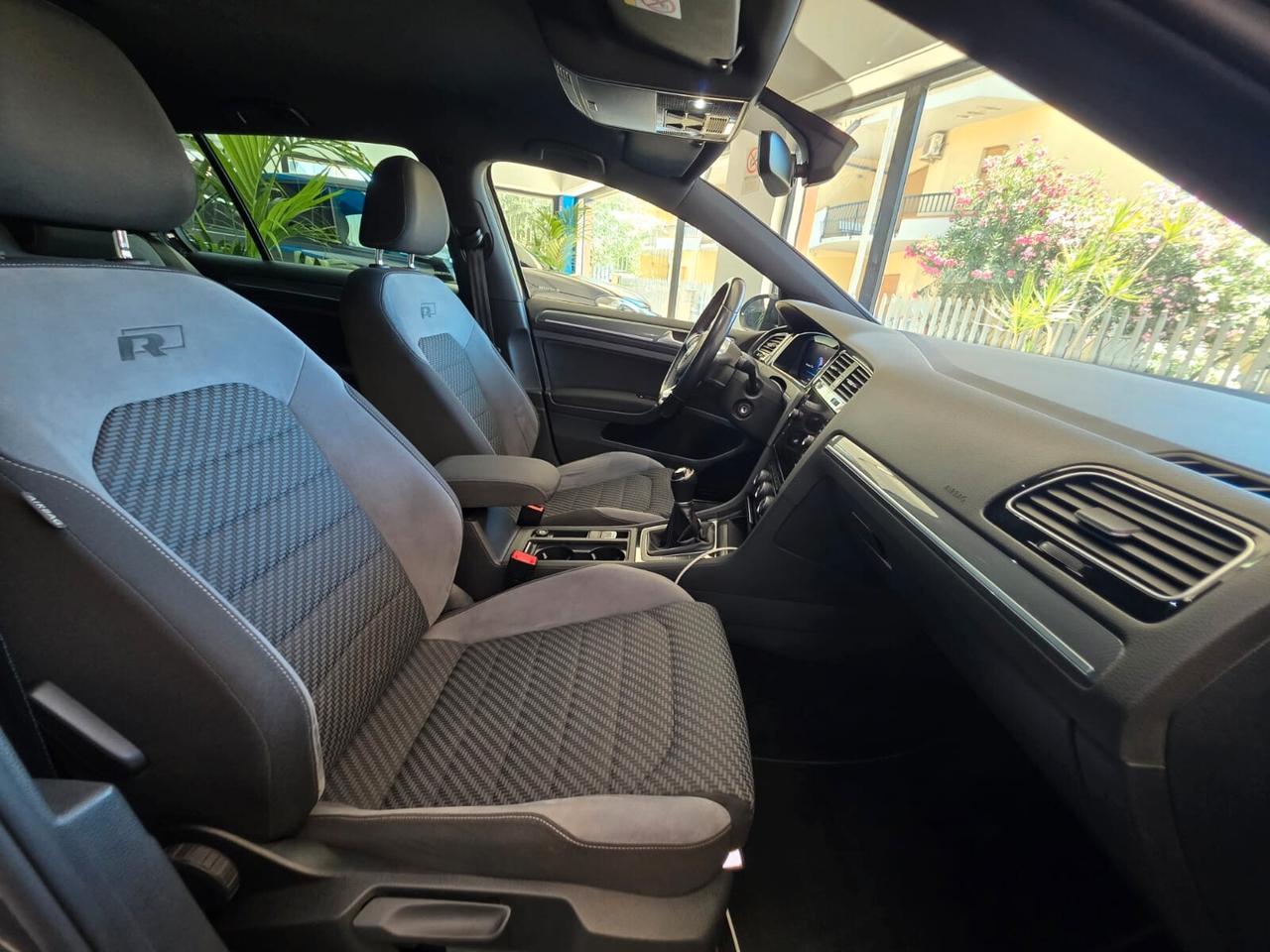 Volkswagen Golf 7.5 R-Line 1.6tdi VIRTUAL FARI LED