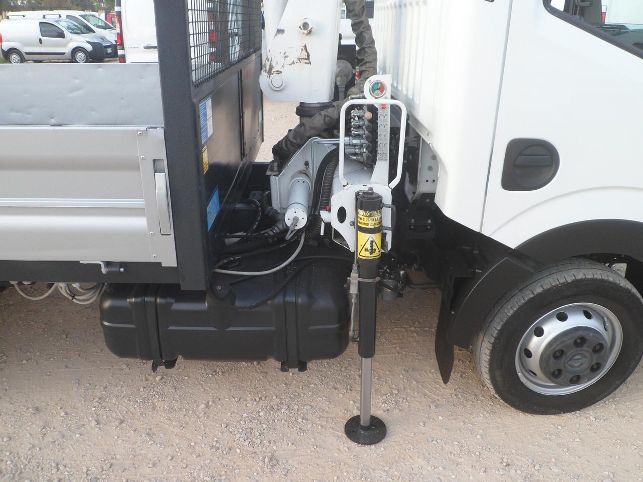 Nissan cabstar cassone con gru