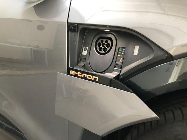 AUDI e-tron quattro
