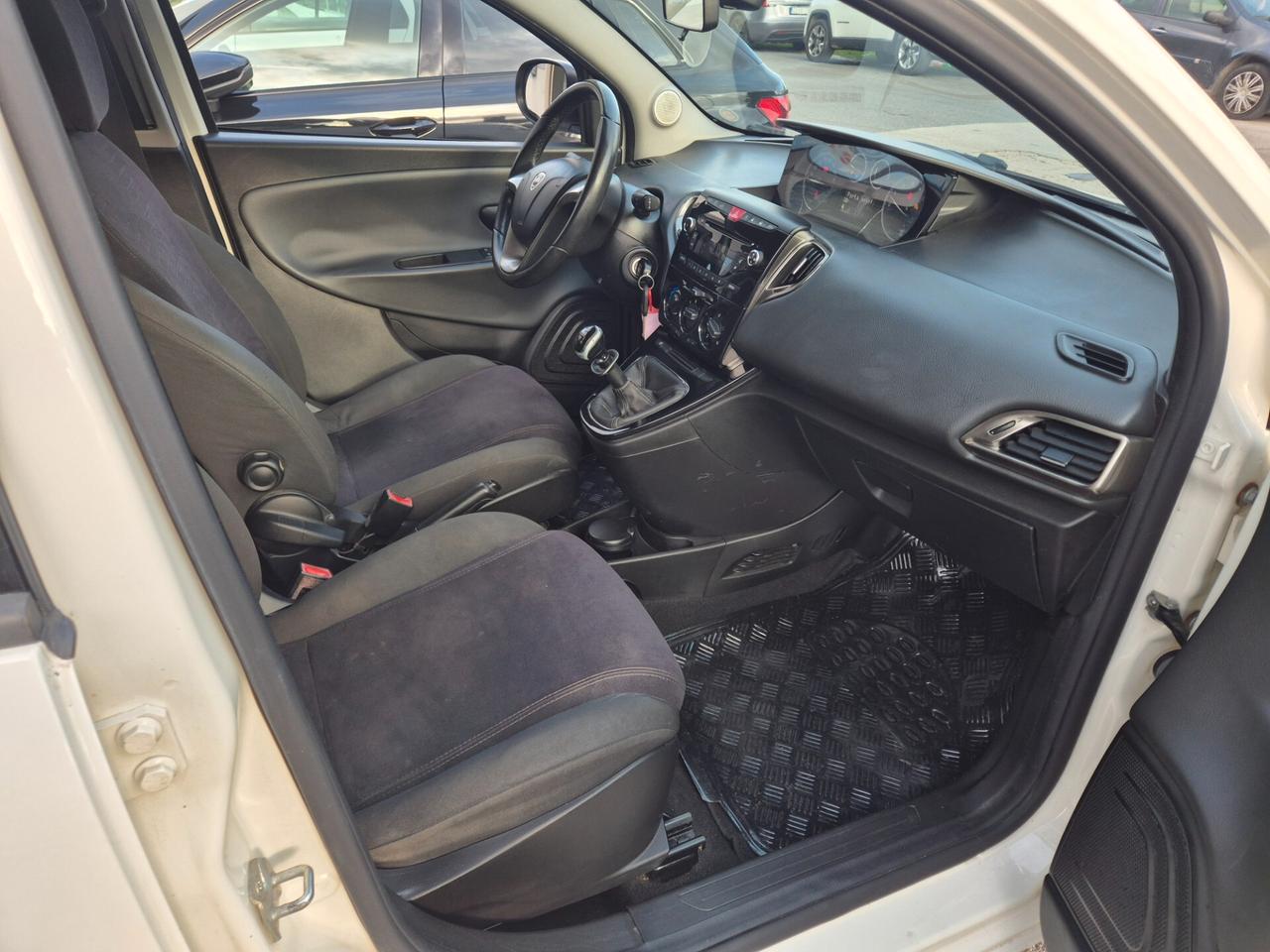 Lancia Ypsilon 0.9 TwinAir 85 CV 5 porte Metano Ecochic Gold