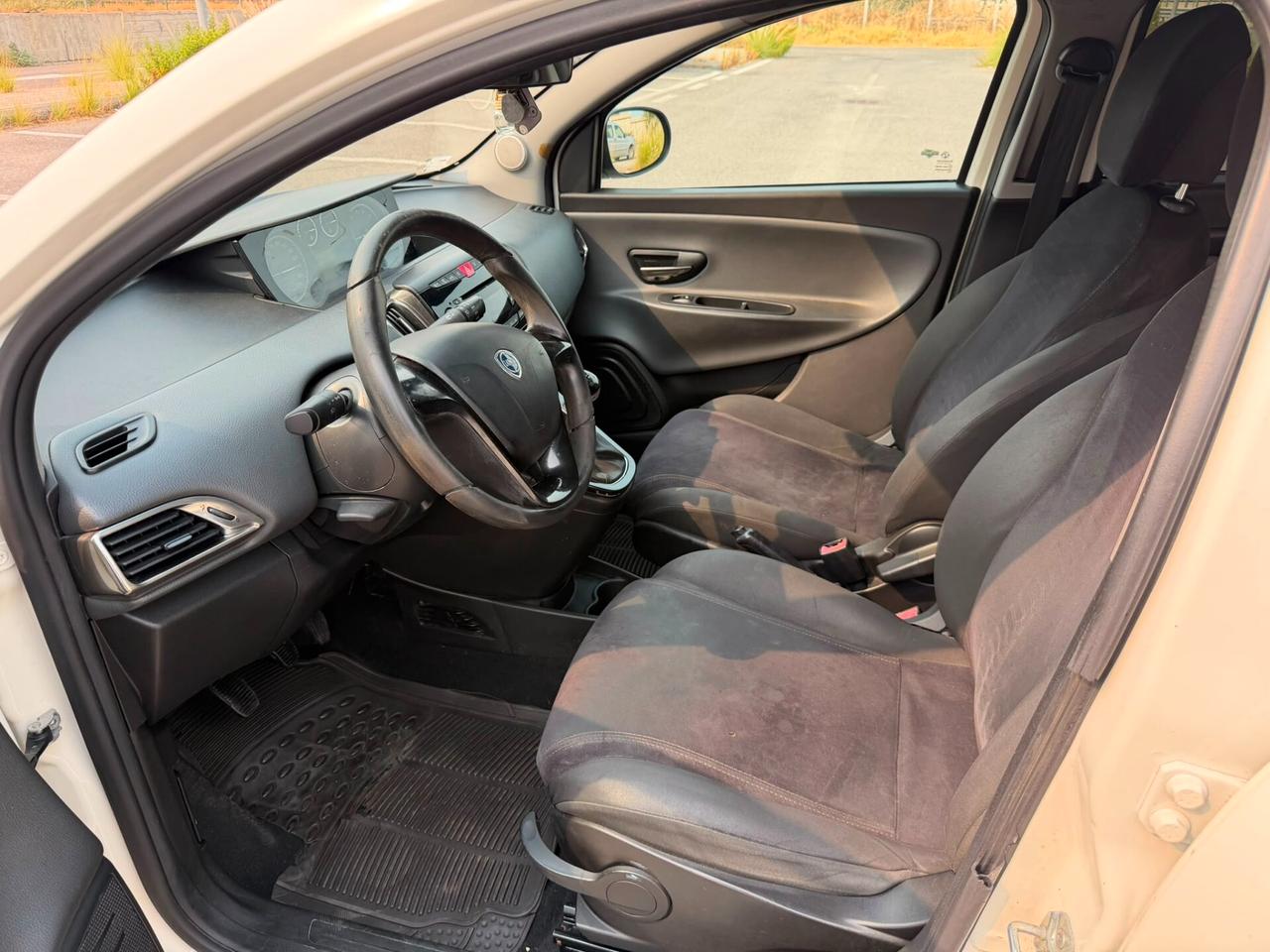 Lancia Ypsilon 0.9 TwinAir 85 CV 5 porte Metano Ecochic Silver
